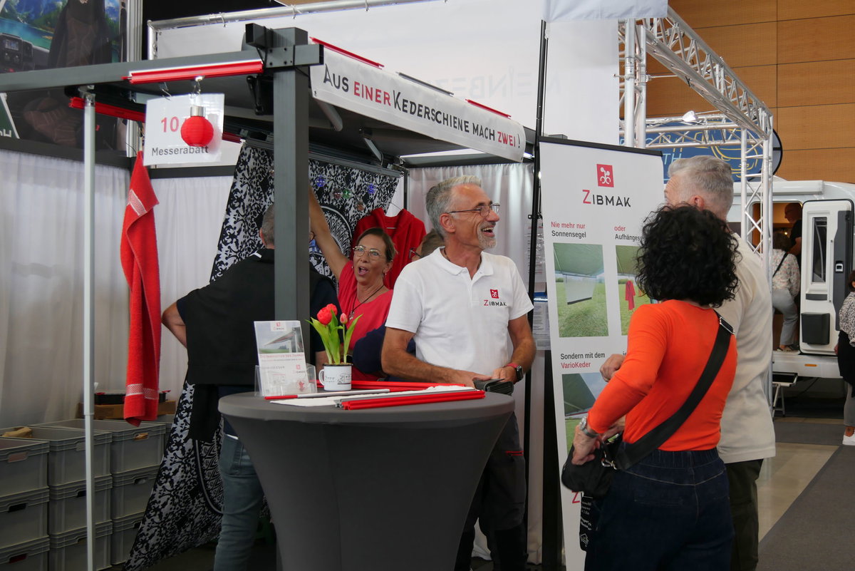 Sylvia und Kambiz Shahidi von ZIBMAK am Messestand der caravan live 2026